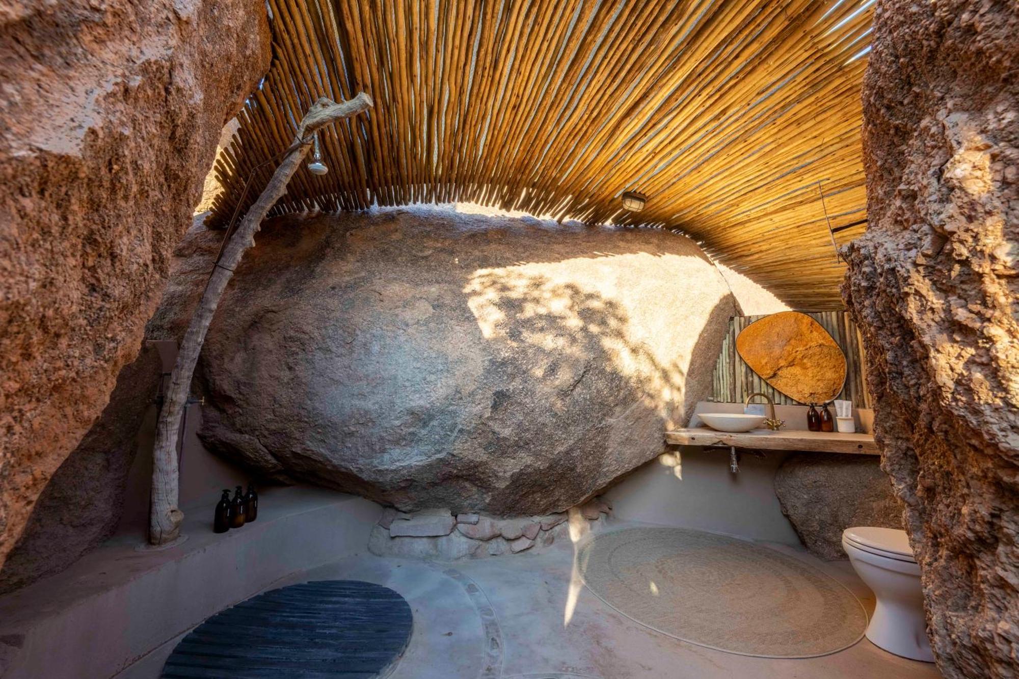 ホテル Camp Kipwe Twyfelfontein エクステリア 写真